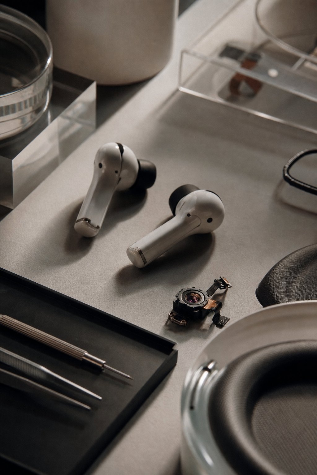 苹果可能在下一代 AirPods 中加入摄像头，可穿戴设备向空间计算迈进